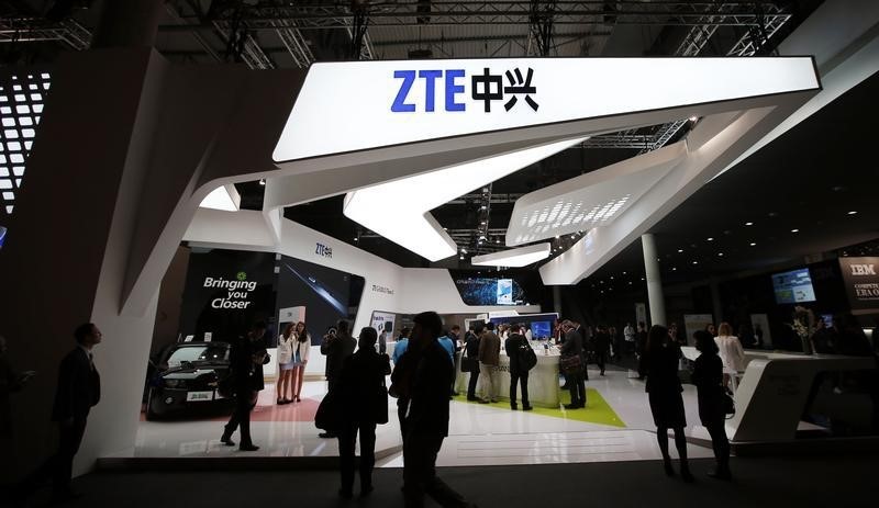 © Reuters. Visitors attend the ZTE stand at the Mobile World Congress in Barcelona