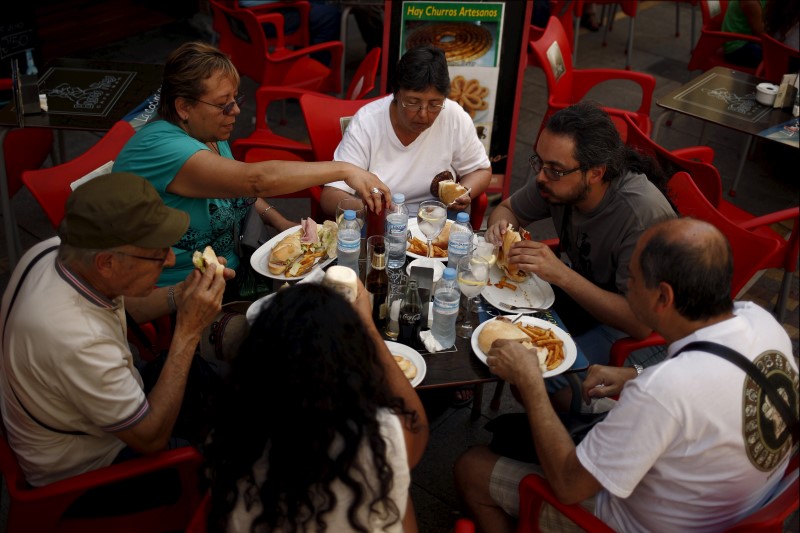 © Reuters. La Semana Santa podría generar 160.000 empleos en hostelería y comercio