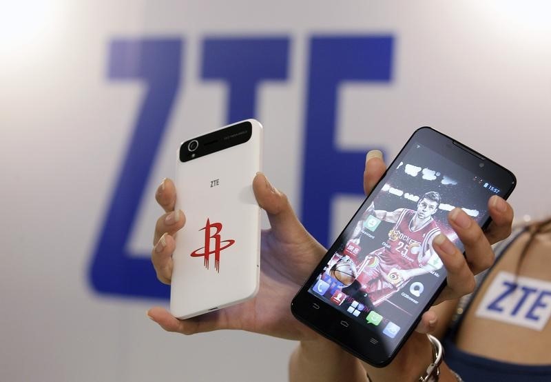 © Reuters. ZTE smartphones Grand Memo Lite and Grand S are displayed during a news conference in Taipei