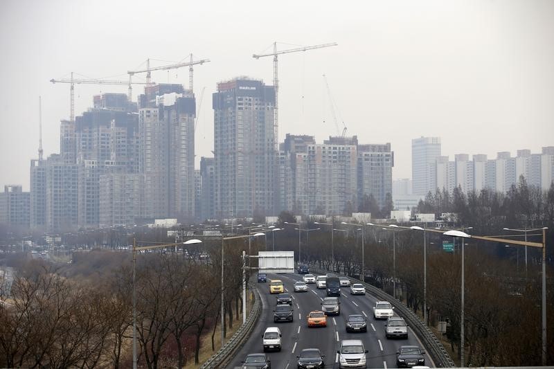 © Reuters. A luxury apartment complex near Han River which is currently under construction is seen in Seoul