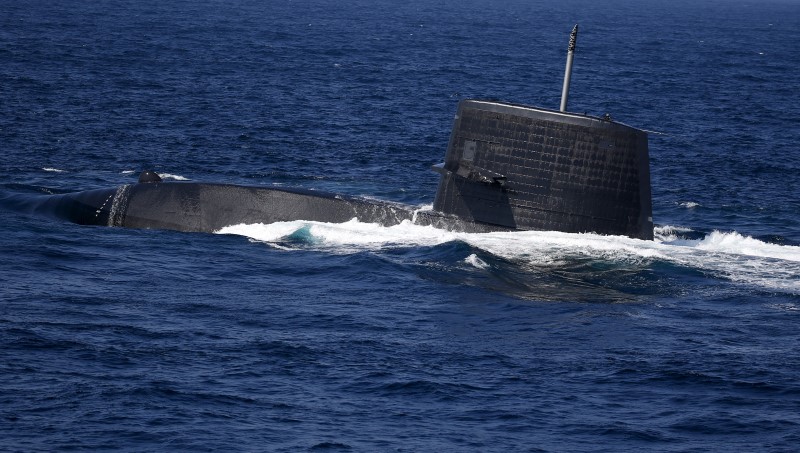 © Reuters. Uzushio submarine of the JMSDF bursts to the surface during a fleet review at Sagami Bay, off Yokosuka