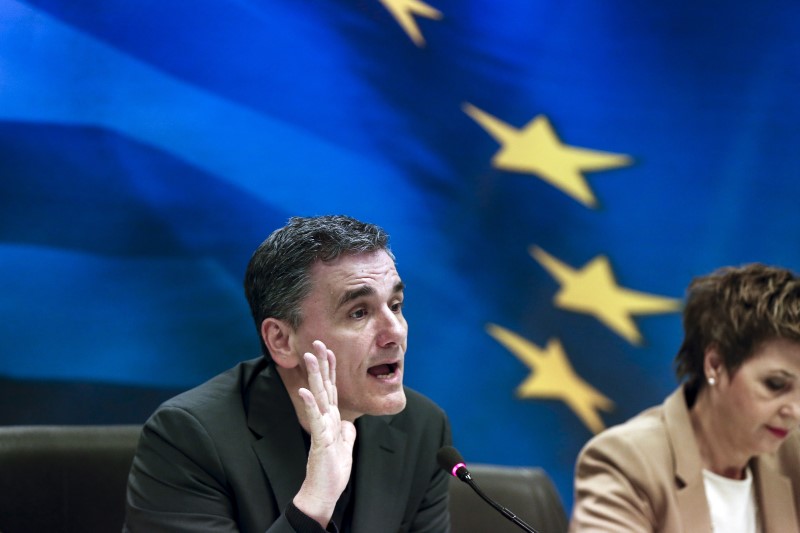 © Reuters. Greek Finance Minister Tsakalotos addresses journalists during a news conference at the ministry in Athens