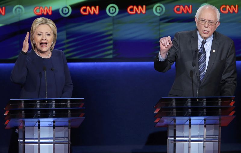 © Reuters. Pré-candidatos democratas à presidência dos EUA Bernie Sanders e Hillary Clinton durante debate em Flint, Michigan