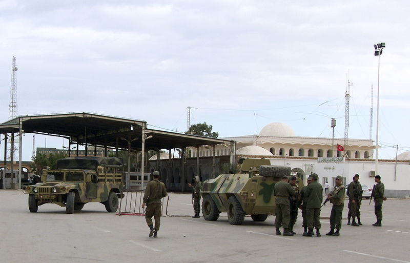 © Reuters. Soldados tunisianos vistos na cidade tunisiana de Ben Guerdan, perto da fronteira com a Líbia