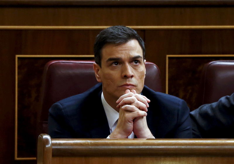 © Reuters. Spain's Socialist Party (PSOE) leader Pedro Sanchez reacts during an investiture debate at the parliament in Madrid