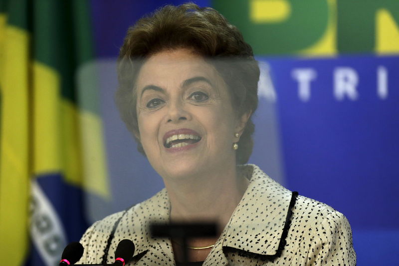 © Reuters. La presidenta Rousseff culpa a sus opositores por la crisis política de Brasil