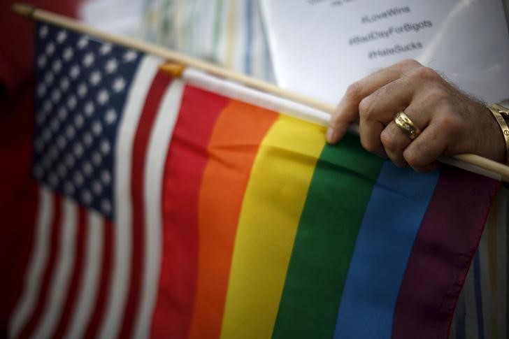 © Reuters. El Supremo de EEUU respalda los derechos de una mujer lesbiana como madre 