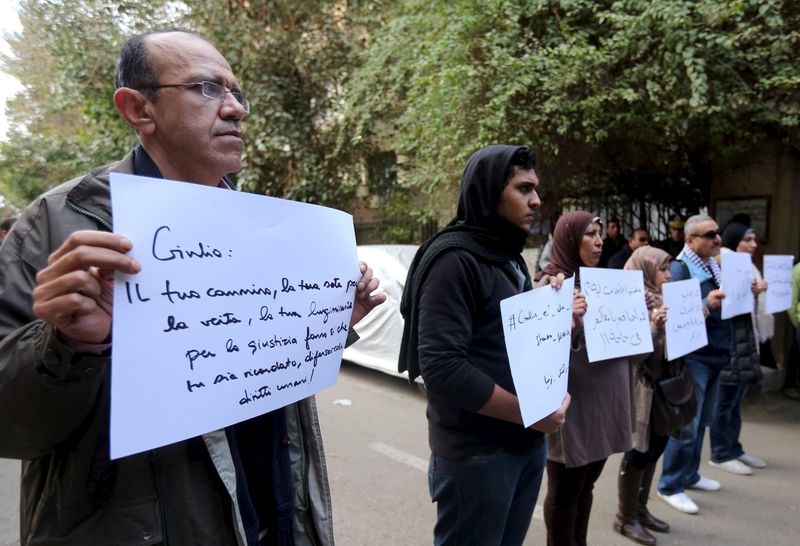 © Reuters. Una manifestazione davanti all'ambasciata italiana al Cairo 