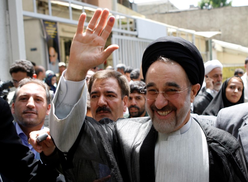 © Reuters. Former president Khatami arrives to vote during the Iranian presidential election in northern Tehran