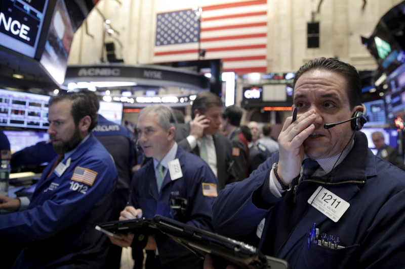 © Reuters. Traders work on the floor of the New York Stock Exchange in New York