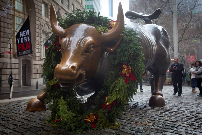 © Reuters. The Wall Street bull statue is pictured in the Manhattan Borough of New York