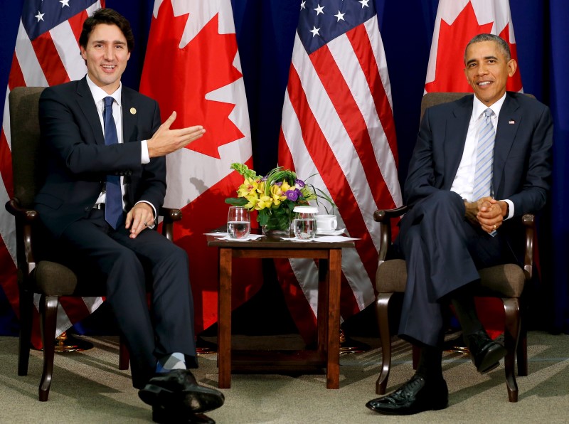 © Reuters. Trudeau and Obama deliver remarks to reporters after their bilateral meeting alongside the APEC Summit in Manila