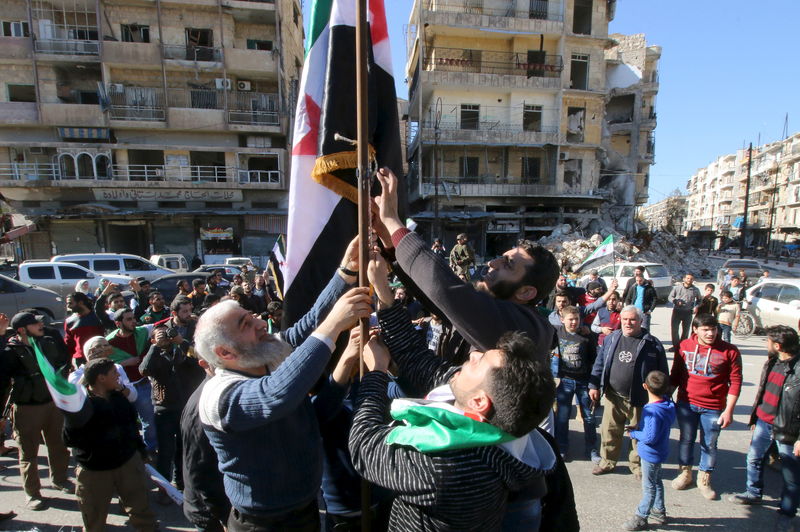 © Reuters. Manifestantes fazem protesto contra governo sírio em Aleppo