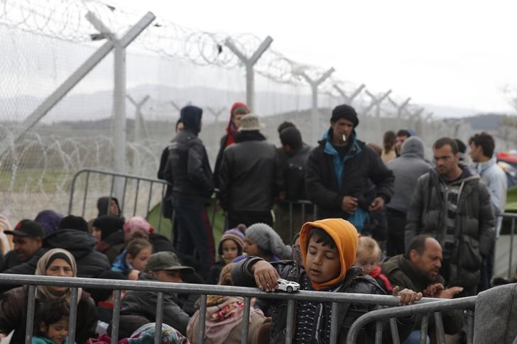 © Reuters. Imigrantes na fronteira da Grécia com a Macedônia 