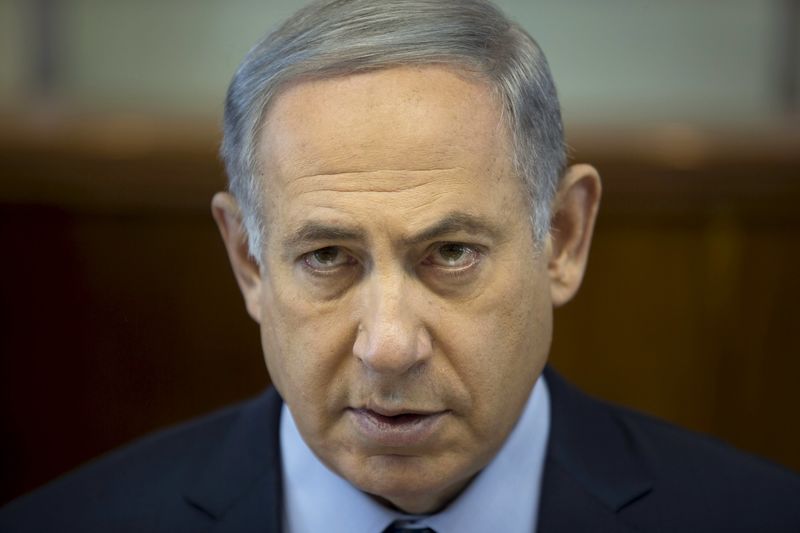 © Reuters. Israeli Prime Minister Netanyahu attends the weekly cabinet meeting in Jerusalem