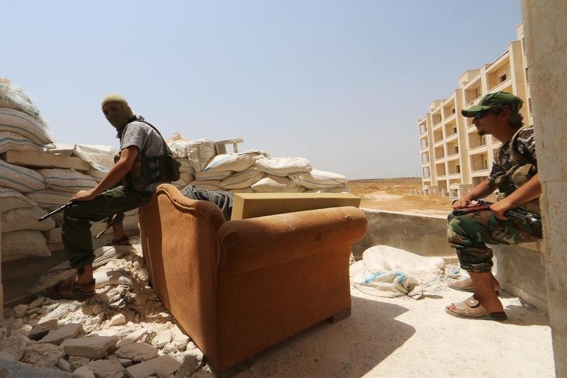 © Reuters. المرصد السوري: مقاتلون إسلاميون يستولون على قرية وتلال من قوات الحكومة