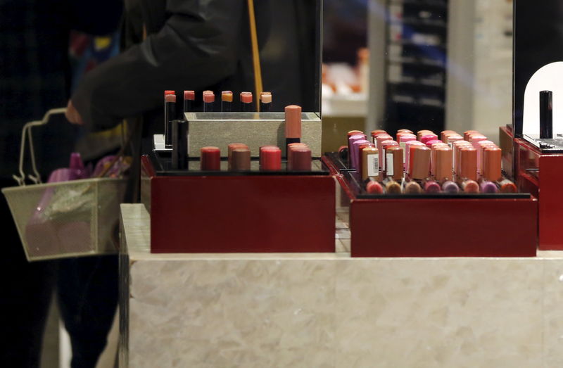 © Reuters. Lipsticks are displayed at a shop of Shiseido Co in Tokyo