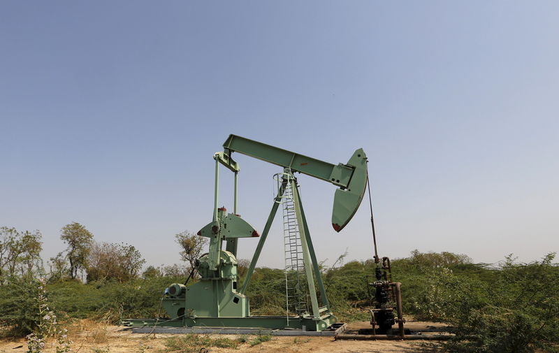 © Reuters. ONGC well is pictured in an oil field on the outskirts of western city of Ahmedabad