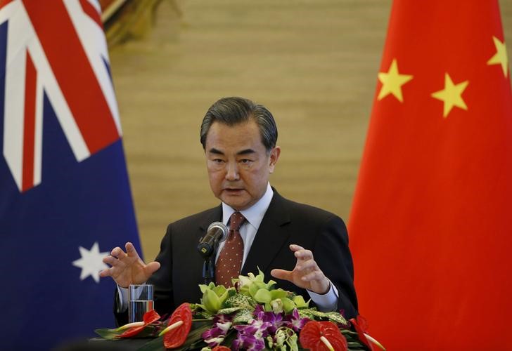 © Reuters. Chinese Foreign Minister Wang Yi speaks at a joint news conference with Australian Foreign Minister Julie Bishop at the Ministry of Foreign Affairs in Beijing