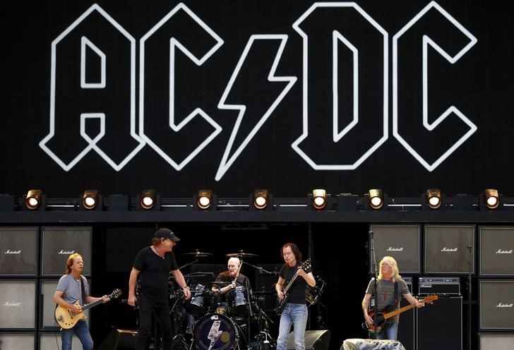 © Reuters. AC/DC suspende 10 presentaciones en EEUU porque su vocalista se arriesga a quedar sordo