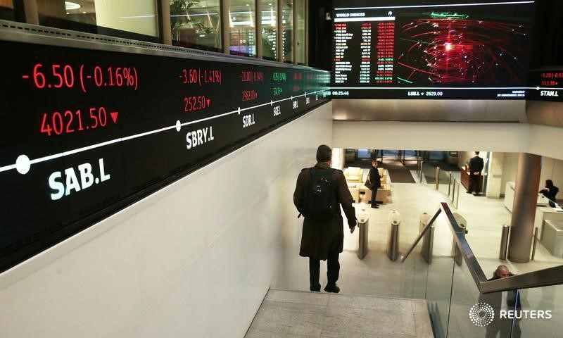 © Reuters. People walk through the lobby of the London Stock Exchange in London