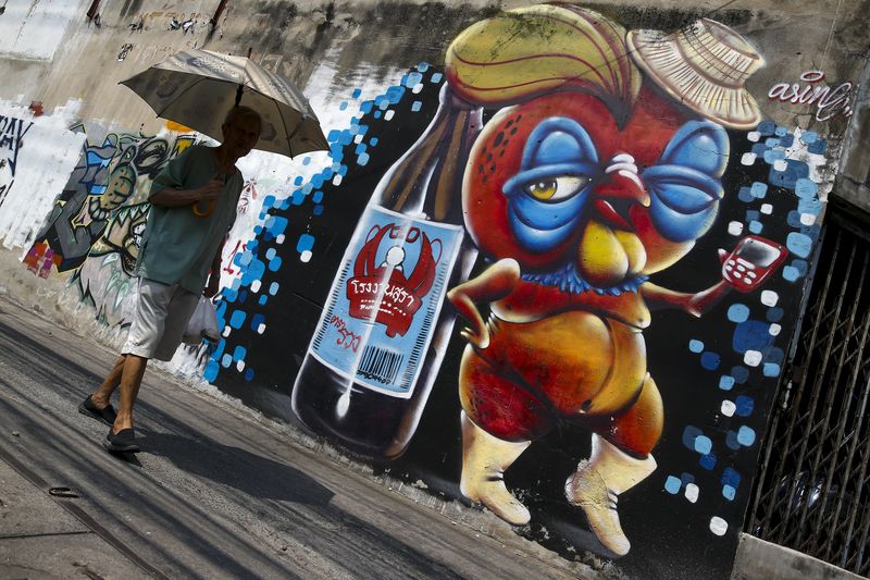 © Reuters. رغم القمع والخوف.. رسوم الجرافيتي على جدران تايلاند تعبر في صمت