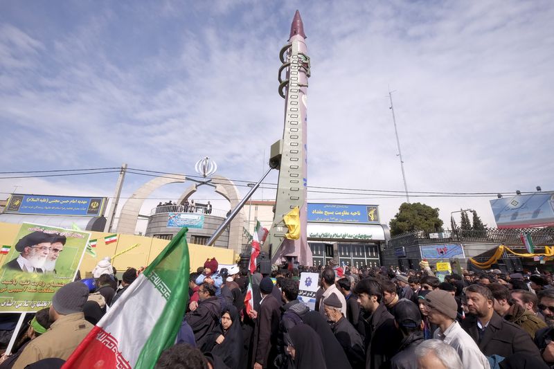 © Reuters. الحرس الثوري الإيراني يختبر إطلاق صواريخ باليستية