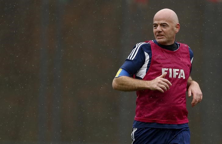 © Reuters. New FIFA President Infantino plays a friendly football match at FIFA headquarters in Zurich