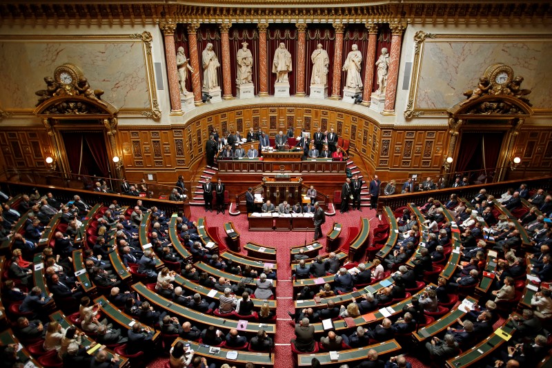 © Reuters. LA RÉVISION CONSTITUTIONNELLE PRÉSENTÉE AU SÉNAT