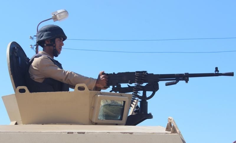 © Reuters. مصادر: مقتل مجند في انفجار بمدرعة شرطة في سيناء