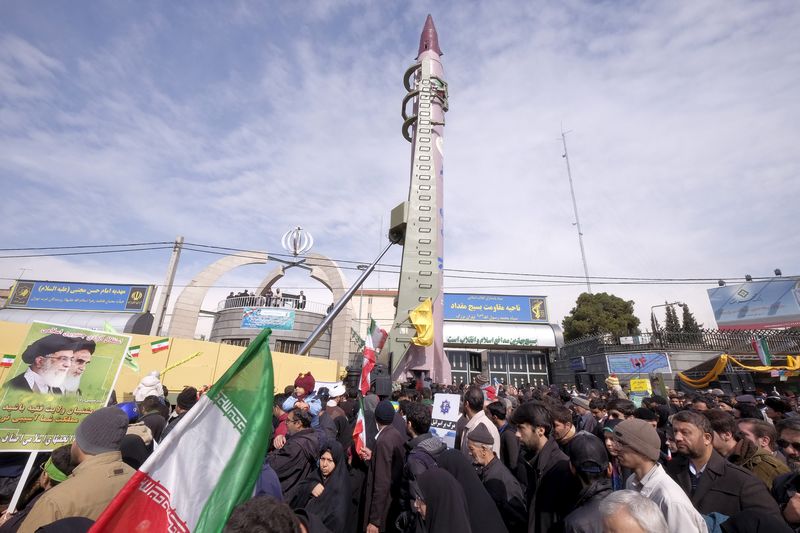 © Reuters. Míssil iraniano Emad em cerimônia para comemorar 37º aniversário da Revolução Islâmica, em Teerã