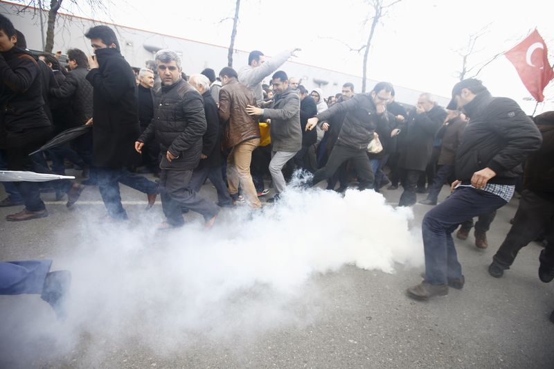 © Reuters. Polícia turca usa bomba de gás em protesto de manifestantes e apoiadores do jornal Zaman no pátio do jornal em Istambul