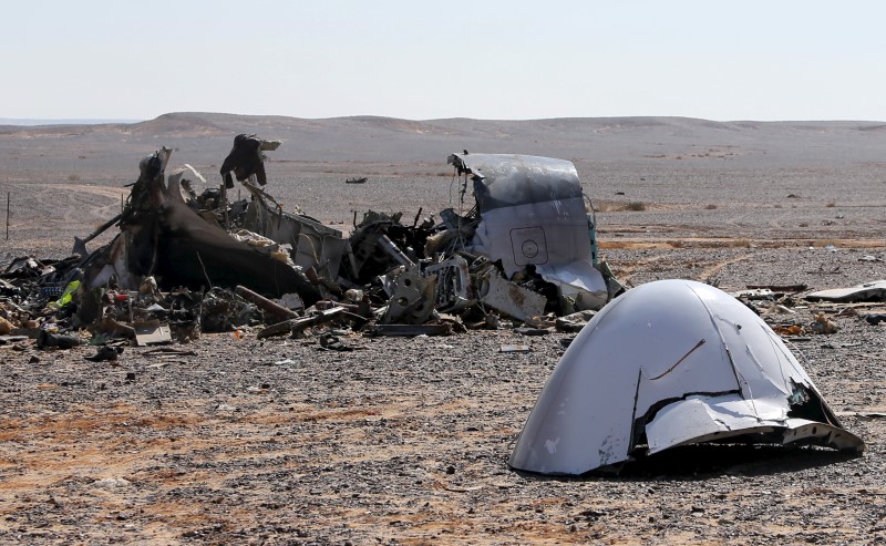 © Reuters. The debris from a Russian airliner is seen at its crash site at the Hassana area in Arish city
