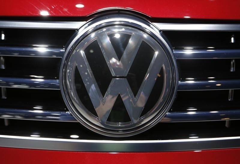 © Reuters. Detail view of a Volkswagen logo at the North American International Auto Show in Detroit