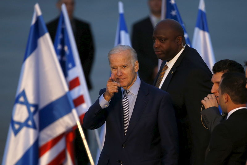 © Reuters. U.S. Vice President Biden gestures after disembarking from a plane upon landing at Ben Gurion International Airport in Lod, near Tel Aviv, Israel