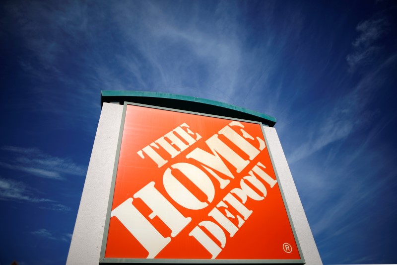 © Reuters. A Home Depot store is seen in Los Angeles