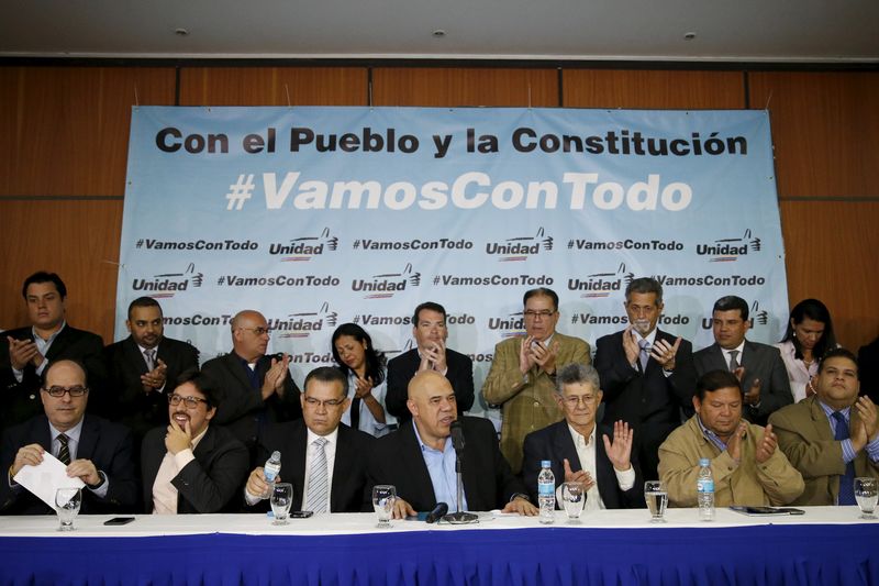 © Reuters. Membros da coalizão de oposição na Venezuela durante entrevista coletiva em Caracas