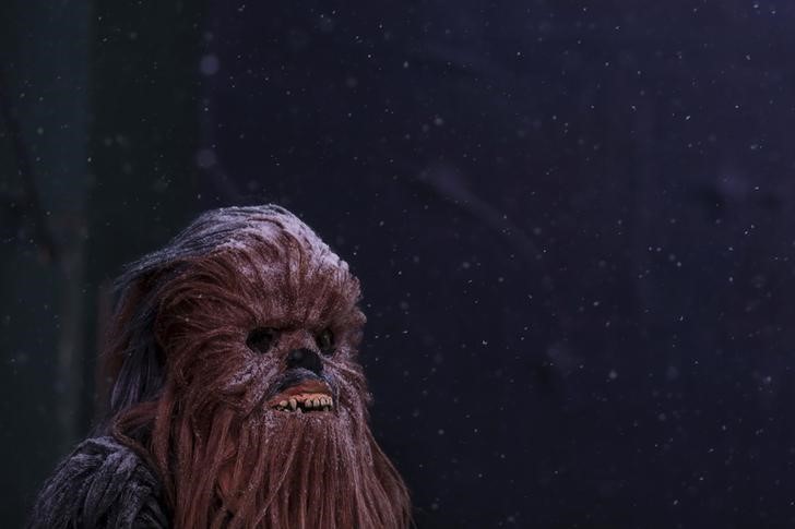 © Reuters. Homem fantasiado do personagem Chewbacca, de Star Wars, na Times Square, em Nova York