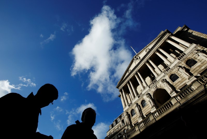 © Reuters. People pass the Bank of England in the City of London