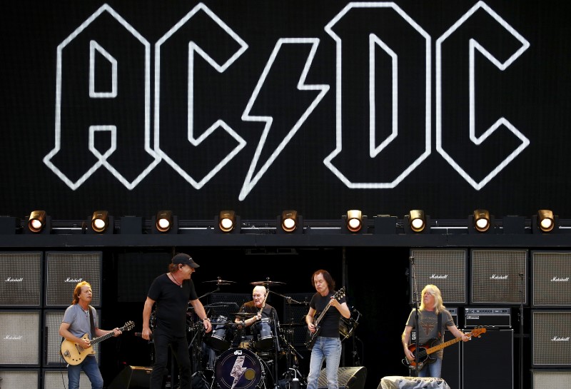 © Reuters. Membros da banda de rock AC/DC durante apresentação na Austrália