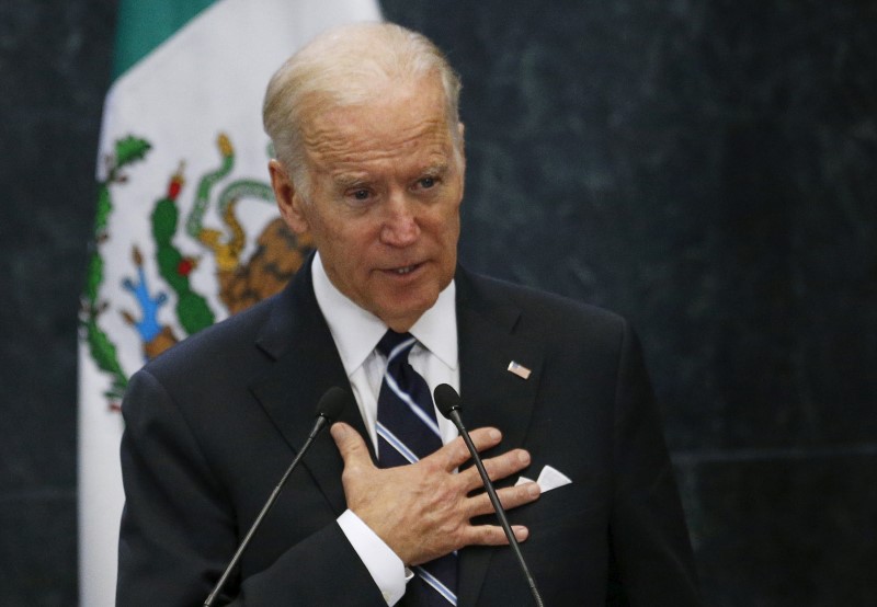 © Reuters. U.S. Vice President Joe Biden delivers a speech next to Mexican President Enrique Pena Nieto, at Los Pinos presidential residence in Mexico City