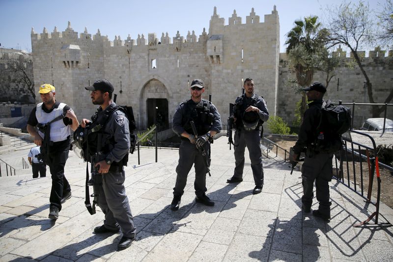 © Reuters. طعن 10 إسرائيليين على الأقل في تل أبيب
