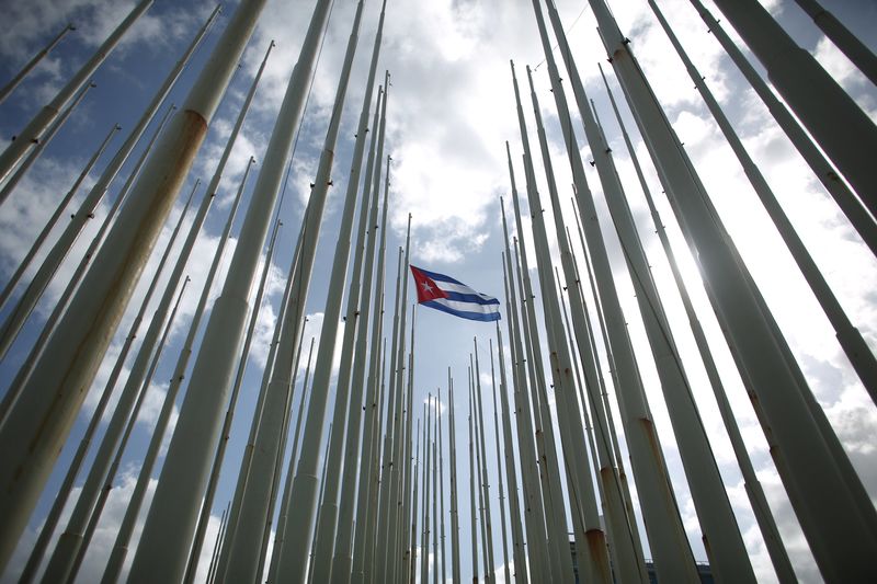 © Reuters. Bandeira nacional cubana vista na embaixada dos EUA em Havana