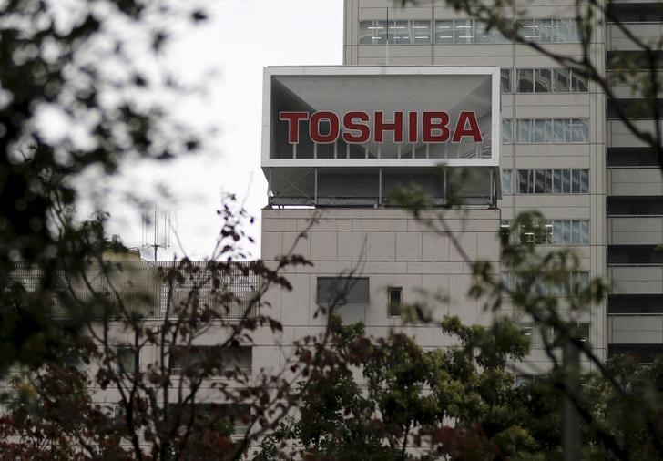 © Reuters. The logo of Toshiba Corp is seen behind trees at its headquarters in Tokyo 