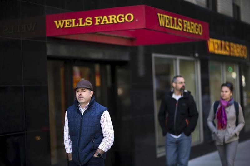 © Reuters. People walk next to Wells Fargo ATM in the Manhattan borough of New York