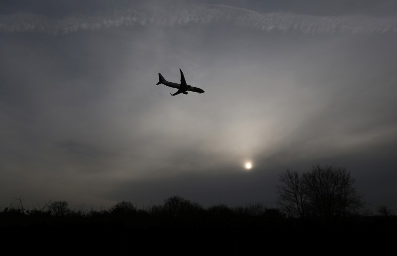 © Reuters. An aircraft comes in to land at Gatwick Airport in southern Britain