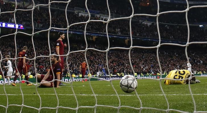 © Reuters. Real Madrid vence a Roma con goles Ronaldo y James, pasa a cuartos final Liga Campeones