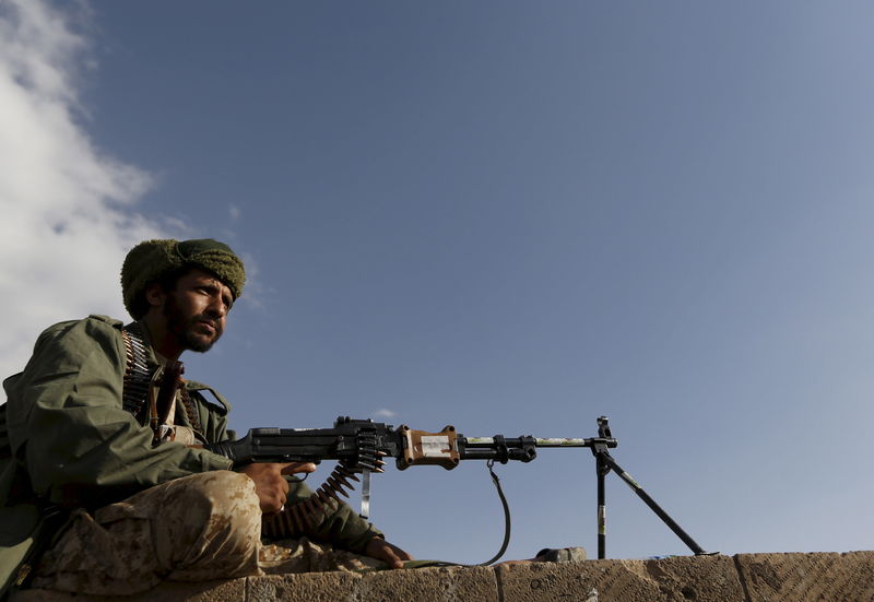 © Reuters. File photo of a Houthi militant holding a weapon as he secures a street where fellow Houthi supporters demonstrated against U.S. support to Saudi-led air strikes, in Yemen's capital Sanaa