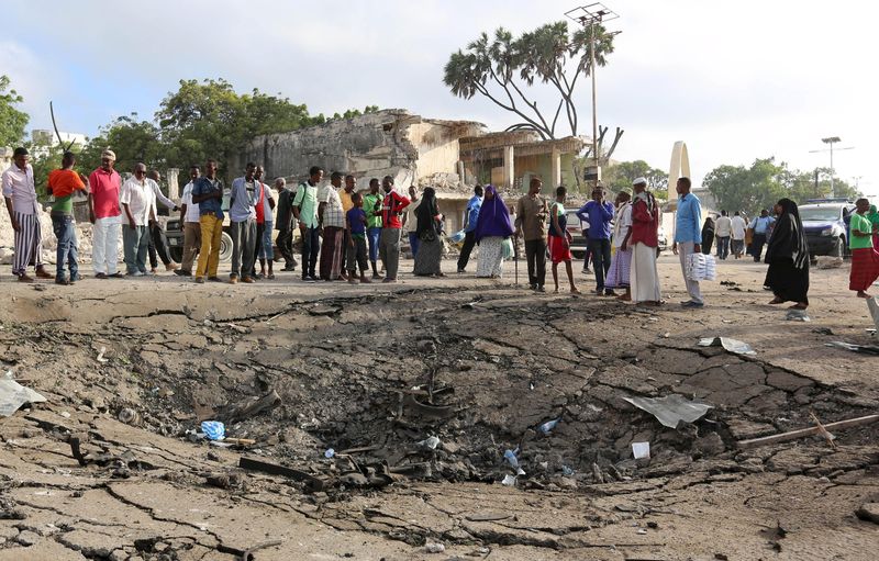 © Reuters. الشرطة: انفجار سيارة ملغومة يقتل 3 من الشرطة في العاصمة الصومالية