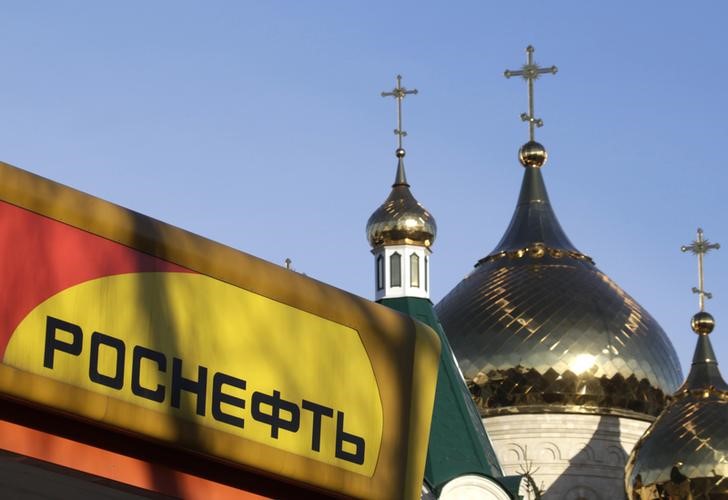 © Reuters. The logo of Russia's top crude producer Rosneft is seen on a gasoline station near a church in Stavropol